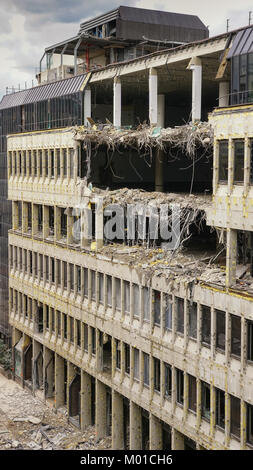 Argomento distruzione, teardown di un edificio per uffici Foto Stock