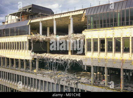 Argomento distruzione, teardown di un edificio per uffici Foto Stock