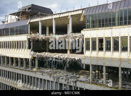 Argomento distruzione, teardown di un edificio per uffici Foto Stock