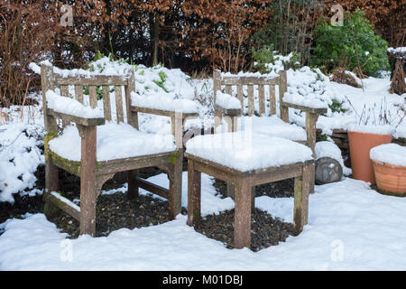 Mobili da giardino in legno ricoperta di neve Foto Stock