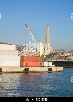 Genova Italia Dicembre 23, 2017: Genova il famoso faro "Lanterna' tra gru portuali e delle navi Foto Stock