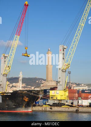 Genova Italia Dicembre 23, 2017: Genova il famoso faro "Lanterna' tra gru portuali e delle navi Foto Stock