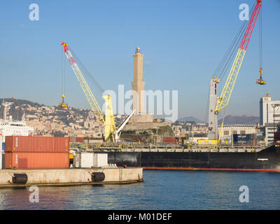 Genova Italia Dicembre 23, 2017: Genova il famoso faro "Lanterna' tra gru portuali e delle navi Foto Stock