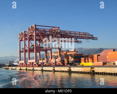 Genova , Italia Dicembre 23, 2017: big red gru utilizzate nei porti per il carico e lo scarico di container da navi cargo Foto Stock