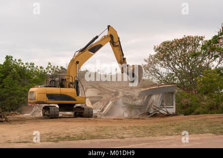 Bulldozer abbattendo vecchia casa per ricostruire Foto Stock