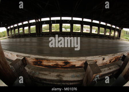 Fish-eye vista interna di un ponte coperto in legno Foto Stock