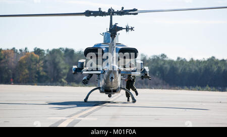 Un U.S. Marine Corps AH-1W Super Cobra assegnato alle Marine Attacco leggero elicottero Squadron (HMLA) 167 si prepara per il decollo in Marine Corps Air Station New River, N.C., 21 dicembre 2017. Foto Stock