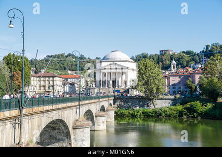 Torino, Italia: storica neoclassica Chiesa della Gran Madre di Dio, dal ponte del fiume Po, in una giornata di sole