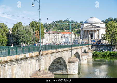 Torino, Italia: storica neoclassica Chiesa della Gran Madre di Dio, dal ponte del fiume Po, in una giornata di sole