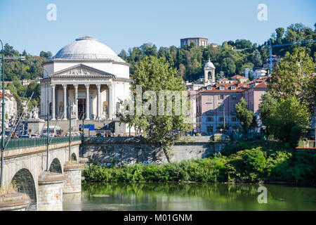 Torino, Italia: storica neoclassica Chiesa della Gran Madre di Dio, dal ponte del fiume Po, in una giornata di sole