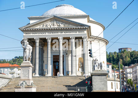 Torino, Italia: storica neoclassica Chiesa della Gran Madre di Dio, dal ponte del fiume Po, in una giornata di sole
