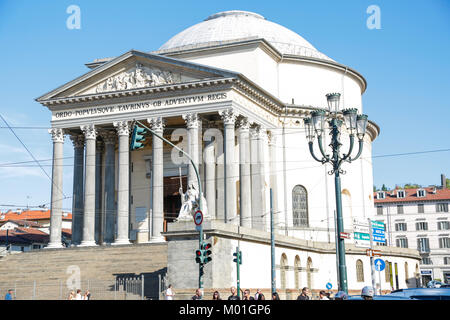 Torino, Italia: storica neoclassica Chiesa della Gran Madre di Dio, dal ponte del fiume Po, in una giornata di sole