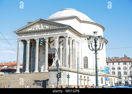 Torino, Italia: storica neoclassica Chiesa della Gran Madre di Dio, dal ponte del fiume Po, in una giornata di sole