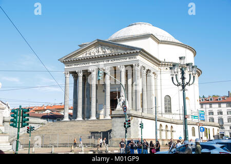 Torino, Italia: storica neoclassica Chiesa della Gran Madre di Dio, dal ponte del fiume Po, in una giornata di sole