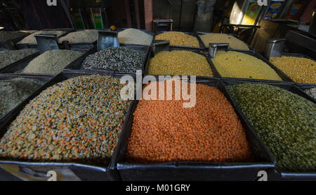 Impulsi per la vendita nel mercato delle spezie, Jodhpur, Rajasthan, India Foto Stock