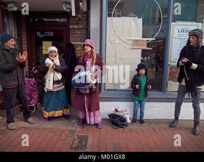 I membri dell'Hare Krishna canto di movimento e di rendere la musica su una strada di Brighton Foto Stock