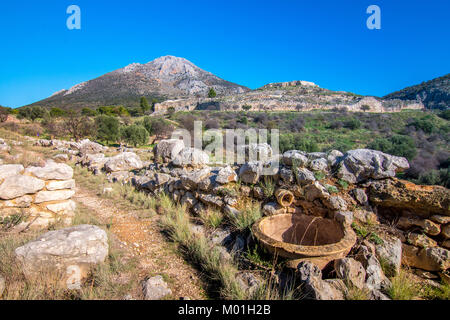 Il sito archeologico di Micene vicino al villaggio di Mykines, con antiche tombe, pareti gigante e il famoso Cancello dei Leoni, Peloponneso, Grecia Foto Stock