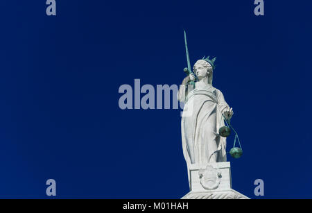 Dea della giustizia vecchia statua in cima del Palazzo Ducale di Venezia, tenendo bilance di precisione e la spada, eretto nel 1579 (con il blu del cielo e spazio copia) Foto Stock