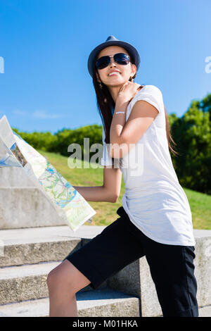 Felice giovani turisti asiatici a salire le scale Foto Stock