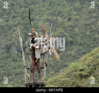 Yali Mabel, il capo della tribù Dani sulla torre di osservazione. Luglio 2009, Il Baliem Valley, indonesiano, Nuova Guinea Foto Stock