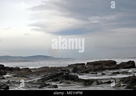 Scogliera con awesome wild mare, cielo molto nuvoloso Foto Stock