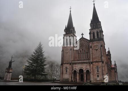 Basilica di Nostra Signora di battaglie, Covadonga, Asturias, Spagna clody sky Foto Stock