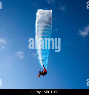 Parapendio contro la costa del cielo blu della Danimarca Foto Stock