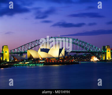 Opera House e Harbour Bridge al tramonto, Sydney, Nuovo Galles del Sud, Australia Foto Stock