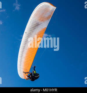 Parapendio contro la costa del cielo blu della Danimarca Foto Stock