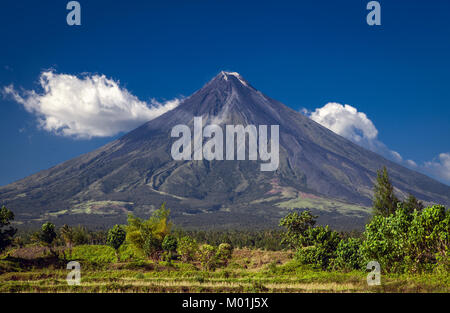 Montare Mayan è uno stratovulcano nella provincia di Albay, Bicol Regione dell'isola di Luzon nelle Filippine. Si tratta di cono è considerato essere il mondo mo Foto Stock