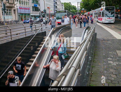 I pendolari entrano nell'entrata della metropolitana Neumarkt Colonia Germania Foto Stock