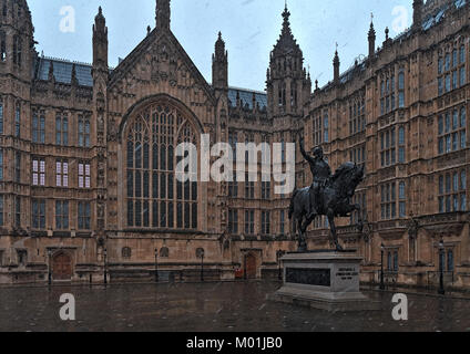 Richard cuore di leone statua durante la nevicata nel Palazzo di Westminster. Londra, Regno Unito Foto Stock