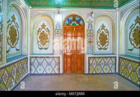 SHIRAZ, IRAN - 12 ottobre 2017: la camera di Qavam (Ghavam) Casa in Naranjestan complesso è decorato con dipinti e disegni floreali, su Octobe Foto Stock