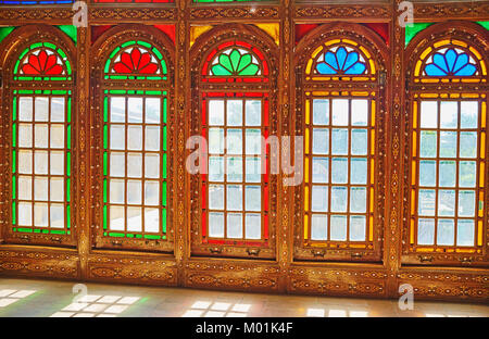 SHIRAZ, IRAN - 12 ottobre 2017: il medievale vetrate con vetri colorati e cornici di legno ricoperta con sottili modelli, Qavam Casa di Foto Stock