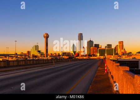 Vista del paesaggio urbano di Dallas dallo Houston St. ponte viadotto durante il tramonto Foto Stock