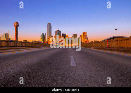 Vista di Dallas cityskape dallo Houston St. ponte viadotto durante il tramonto Foto Stock