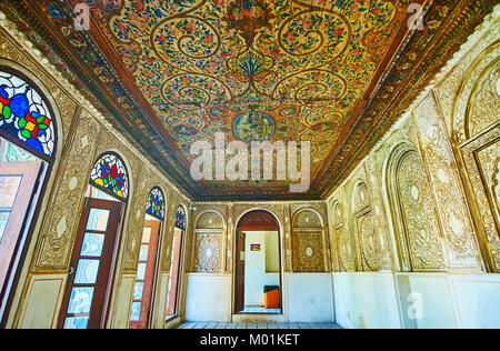 SHIRAZ, IRAN - 12 ottobre 2017: Conserve di interno di Zinat Ol-Molk mansion con soffitto in legno e decorate con motivi floreali e di pareti con rilievo Foto Stock