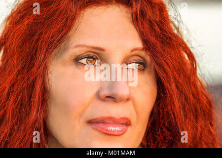 Primo piano della donna in menopausa con rame rosso sorridente capelli Foto Stock