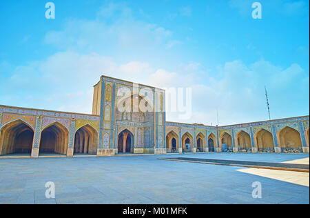 La struttura arcuata della moschea Vakil con il portale di ingresso, decorata con motivi codato, Shiraz, Iran. Foto Stock