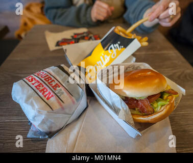 Hamburger e patatine fritte al primo Carl's Jr. in New York in Brooklyn a Coney Island, sabato 13 gennaio, 2018. Il fast food con più di 1300 ristoranti è di entrare nel competitivo mercato di New York, l'apertura di una seconda ubicazione nel centro di Manhattan alla fine di gennaio. La catena, azionato da CKE Ristorante Holdings (che possiede anche il Hardee's marca) ha meno di dieci dei suoi franchise est di Oklahoma. (Â© Richard B. Levine) Foto Stock