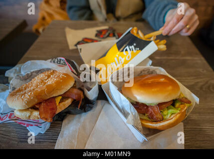 Hamburger e patatine fritte al primo Carl's Jr. in New York in Brooklyn a Coney Island, sabato 13 gennaio, 2018. Il fast food con più di 1300 ristoranti è di entrare nel competitivo mercato di New York, l'apertura di una seconda ubicazione nel centro di Manhattan alla fine di gennaio. La catena, azionato da CKE Ristorante Holdings (che possiede anche il Hardee's marca) ha meno di dieci dei suoi franchise est di Oklahoma. (Â© Richard B. Levine) Foto Stock