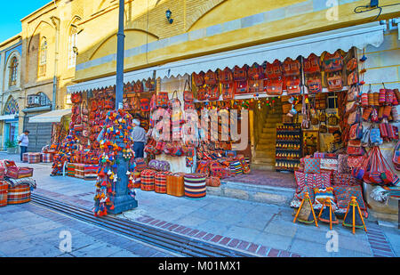 SHIRAZ, IRAN - 12 ottobre 2017: le bancarelle in Vakil Bazaar con ampia gamma di tessuti colorati borse e zaini, federe, scarpe e tappeti, su Octo Foto Stock