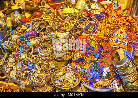 La vetrina dello stallo in Vakil Bazaar con mucchio di gioielli - anelli, braccialetti e talloni, Shiraz, Iran. Foto Stock