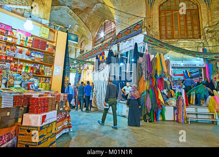 SHIRAZ, IRAN - 12 ottobre 2017: i negozi in Foursquare hall di vecchio Vakil Bazaar, i fornitori locali offre tessuti, spezie dolci e altre merci, su O Foto Stock