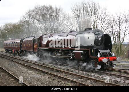 LMS Pacific locomotiva a vapore n. 6233 Duchessa di Sutherland a Hellifield, 28 marzo 2009 - Hellifield, nello Yorkshire, Regno Unito Foto Stock