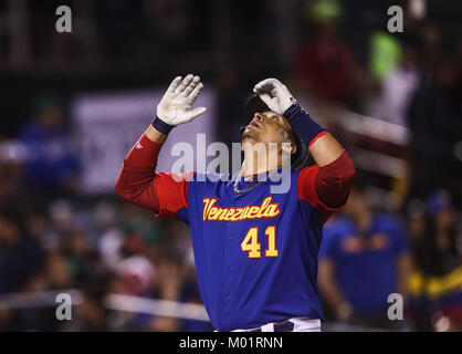 Victor Martinez de Venezuela le conecta de Homerun un Sergio Romo en la parte baja del septimo inning, duranti el partido Messico vs Venezuela, World Baseball Classic en estadio Charros de Jalisco en Guadalajara, Messico. Marzo 12, 2017. (Foto: /Luis Gutierrez) Foto Stock