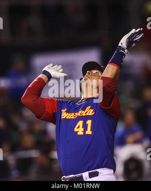 Victor Martinez de Venezuela le conecta de Homerun un Sergio Romo en la parte baja del septimo inning, duranti el partido Messico vs Venezuela, World Baseball Classic en estadio Charros de Jalisco en Guadalajara, Messico. Marzo 12, 2017. (Foto: /Luis Gutierrez) Foto Stock