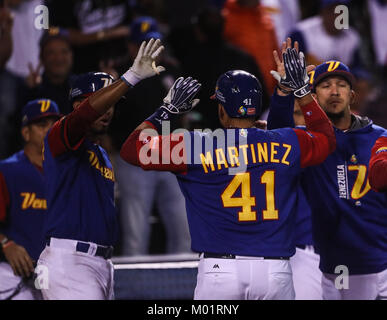 Victor Martinez de Venezuela le conecta de Homerun un Sergio Romo en la parte baja del septimo inning, duranti el partido Messico vs Venezuela, World Baseball Classic en estadio Charros de Jalisco en Guadalajara, Messico. Marzo 12, 2017. (Foto: /Luis Gutierrez) Foto Stock