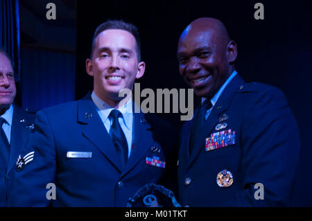 Il Nevada Air National Guard's 2017 Airman dell'anno, Senior Airman Andrew Marshall del 152squadrone manutenzione accetta il suo premio da Assistant aiutante generale, Briga. Gen. Ondra Berry al 2017 Eccezionale Avieri dell'anno banchetto presso l'Eldorado Resort Casino in Reno il Sabato, 6 gennaio 2018. Foto Stock