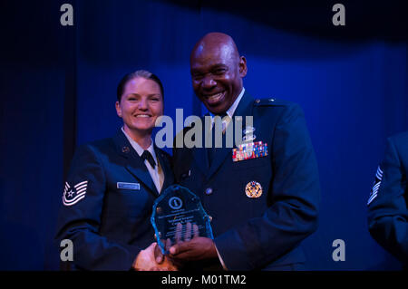 Il Nevada Air National Guard's 2017 sottufficiale dell'anno, Tech. Sgt. Casey Jones del 152squadrone manutenzione accetta la sua assegnazione da parte dello Stato del Nevada Assistant aiutante generale, Briga. Gen. Ondra Berry al 2017 Eccezionale Avieri dell'anno banchetto presso l'Eldorado Resort Casino in Reno il Sabato, 6 gennaio 2018. Foto Stock